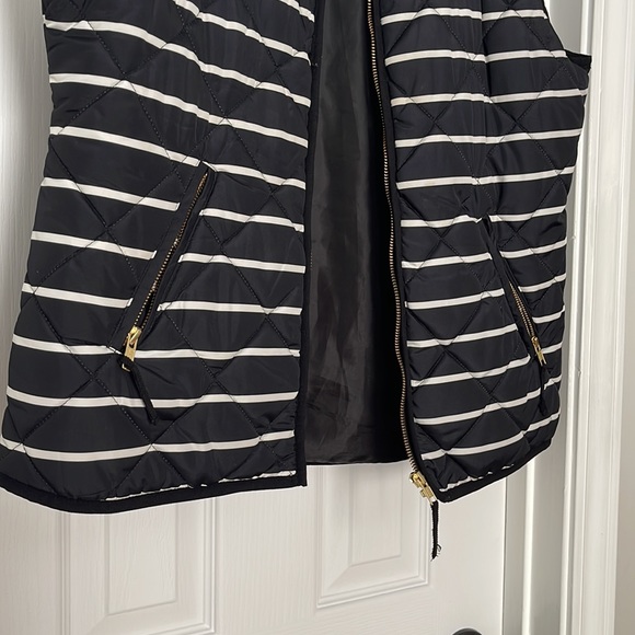 Crown and Ivy Vest - Picture 3 of 3